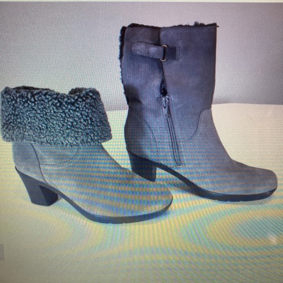 Clarks brown suede bendables with faux fur lining - Picture 8 of 8